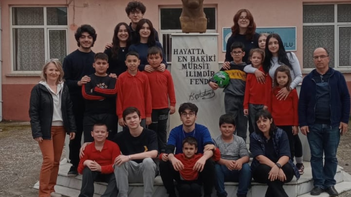 Çemberlitaş Anadolu Lisesi öğrencileri